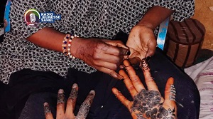 Le henné est couramment appelé « lallé » au Niger et les femmes l’appliquent à chaque fois qu’elles ont envie de se faire coquettes. 