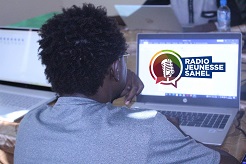 Avec une jeunesse accro à l’Internet pour des échanges virtuels avec le monde extérieur pour environ 5 heures par jour, toujours selon le même rapport, il convient de s’interroger sur l’utilisation faite de ces réseaux par les jeunes du Mali. On distingue deux groupes d’utilisateurs d’Internet.