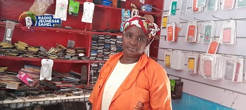 Dans l’exercice de leur profession, certaines femmes démontrent que les métiers sont universels.  C’est le cas de Kadia Diarra. Femme au foyer, Mme Diarra s’est spécialisée dans la réparation des téléphones portables. Dans son quartier résidentiel de Kalabancoro dans la capitale malienne, Bamako, celle qu’on appelle affectueusement ‘’Française’’ répare à longueur de journée des smartphones de toute marque dans son atelier. 