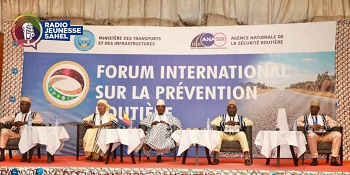 Le Forum international sur la prévention routière s’est déroulé en 48 heures dans la capitale malienne. Selon le gouvernement du Mali, l’objectif de ce forum était d’offrir un cadre d’échanges sur les meilleures pratiques internationales de prévention des risques d’accidents de la route, afin de renforcer la sécurité routière